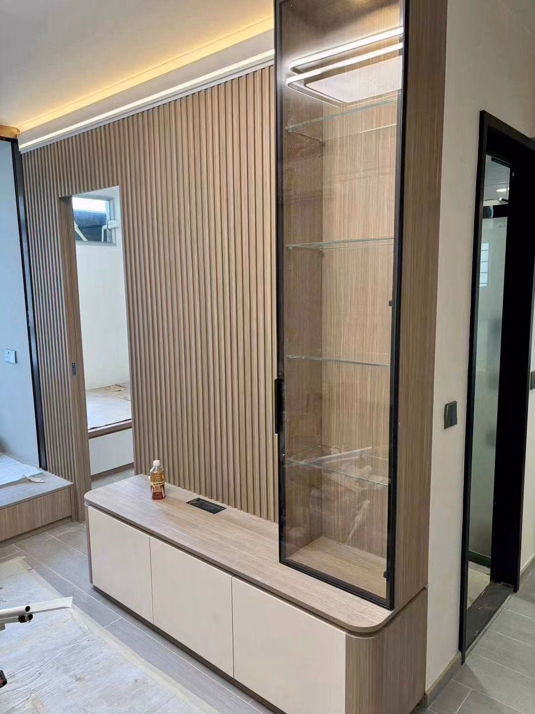 住宅內完成的木紋坑板、玻璃展示櫃及地櫃組合
