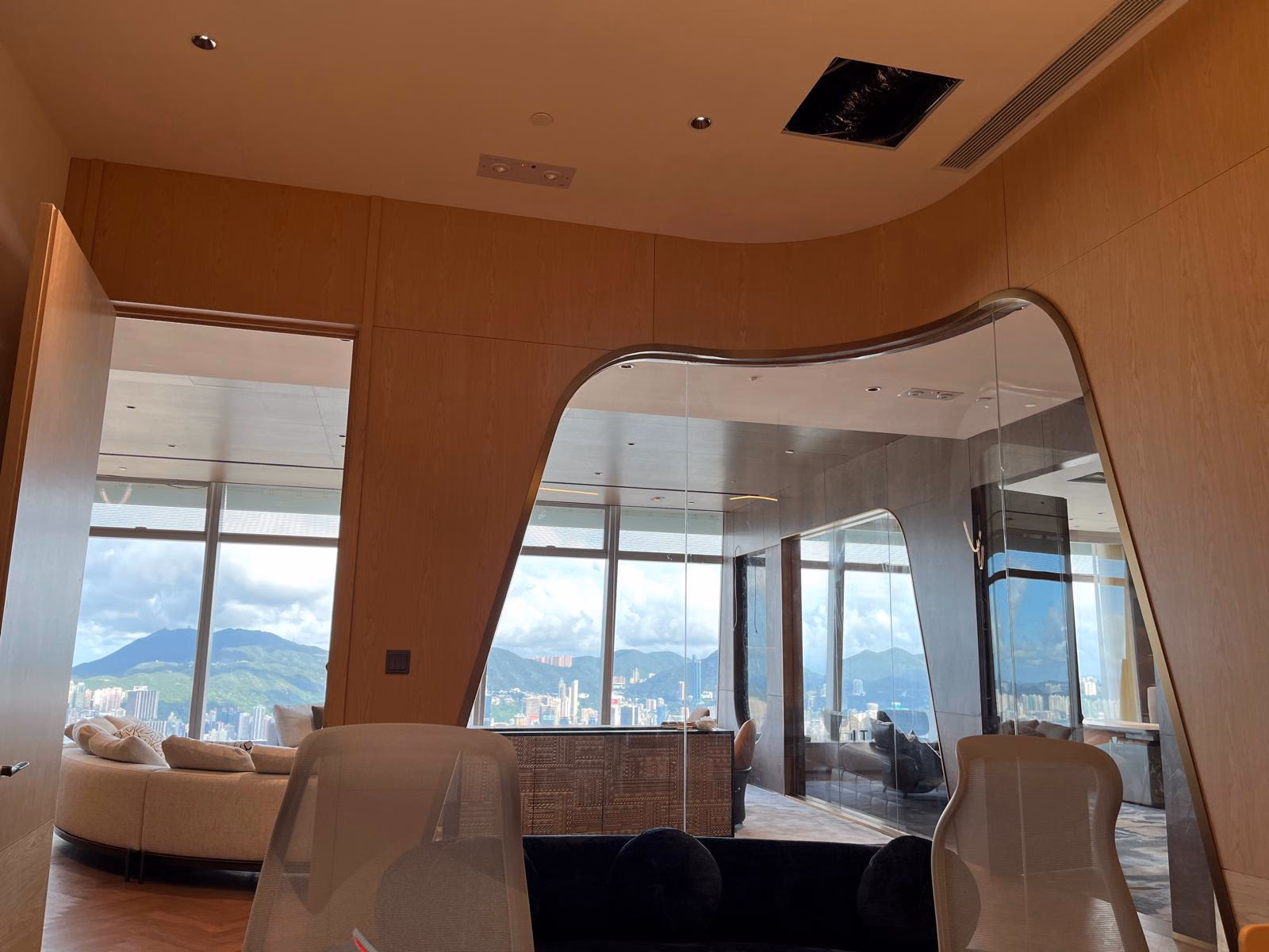 弧形玻璃間隔與木飾面牆身的辦公室現場實景